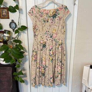 Chic Floral Midi Dress with Cap Sleeves